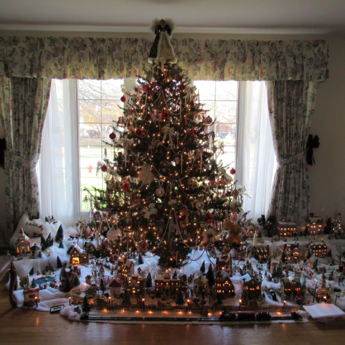Create a Beautiful Holiday Display With the Perfect Christmas Tree